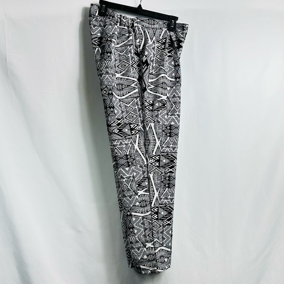 Like an Angel Women’s Large Black & White Geometric Pattern Trouser - Picture 2 of 9